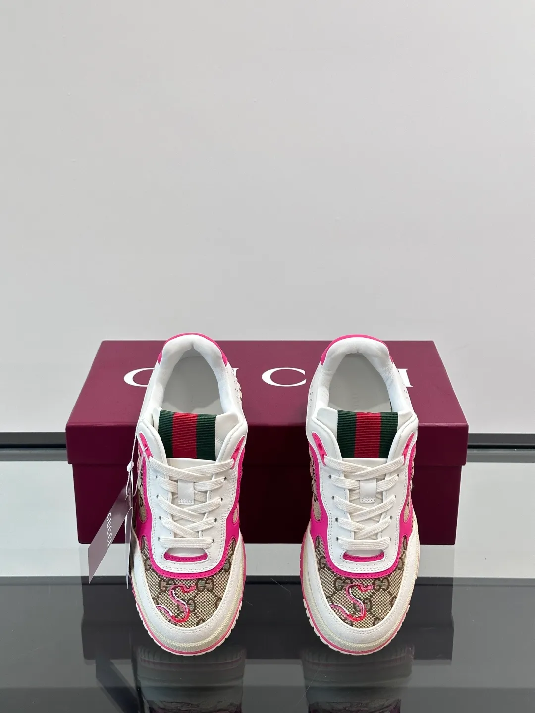 Men's Shoes 💰500 [New Style] 🦨🦨Gucci 𝐆𝐮𝐜𝐜𝐢 𝐑𝐞-𝐖𝐞𝐛 As a sneaker created by Sabato De Sarno for Gucci, the Re-Web series reinterprets the brand's classic stripes, with bold and unique details to set off a modern silhouette design. These shoes are crafted from white leather. This new sneaker is ingeniously decorated with many of the brand's classic details, and is equipped with a bright red and green webbing tongue, which will make people fall in love at first sight. White leather has been specially treated to be soft and shiny, with an embossed grained texture. Script Gucci logo and Interlocking G web label with Interlocking G and script Gucci logo. Rubber outsole with Interlocking G detail eyelets. Web tongue. Size: Female 35-40 (Female 41, 42 customized). Male 38-44 (45, 46 customized)